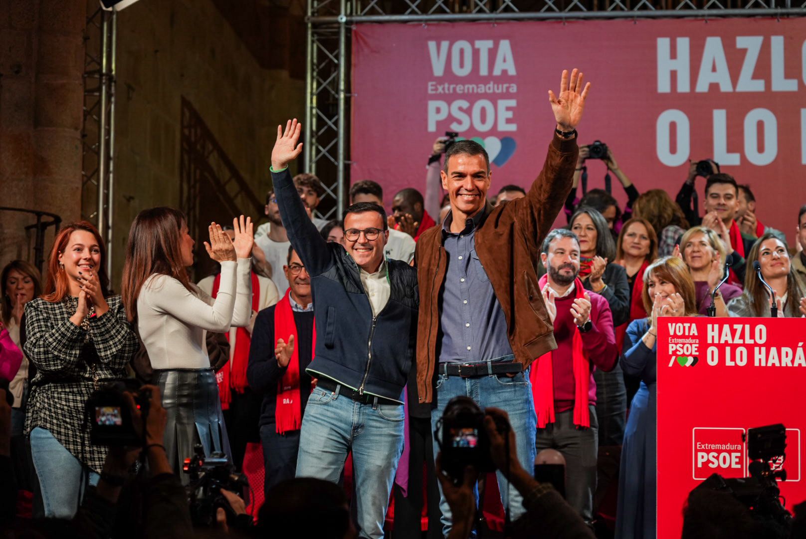 Sánchez insta a elegir la "papeleta que representa el progreso" en Extremadura, Gallardo llama a los militantes a "no arrugarse" Sánchez insta a elegir la "papeleta que representa el progreso" en Extremadura, Gallardo llama a los militantes a "no arrugarse"