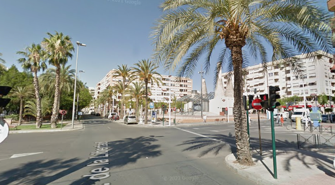 Un menor de edad fallece en Elche tras una colisión entre un coche y un ciclomotor Un menor de edad fallece en Elche tras una colisión entre un coche y un ciclomotor