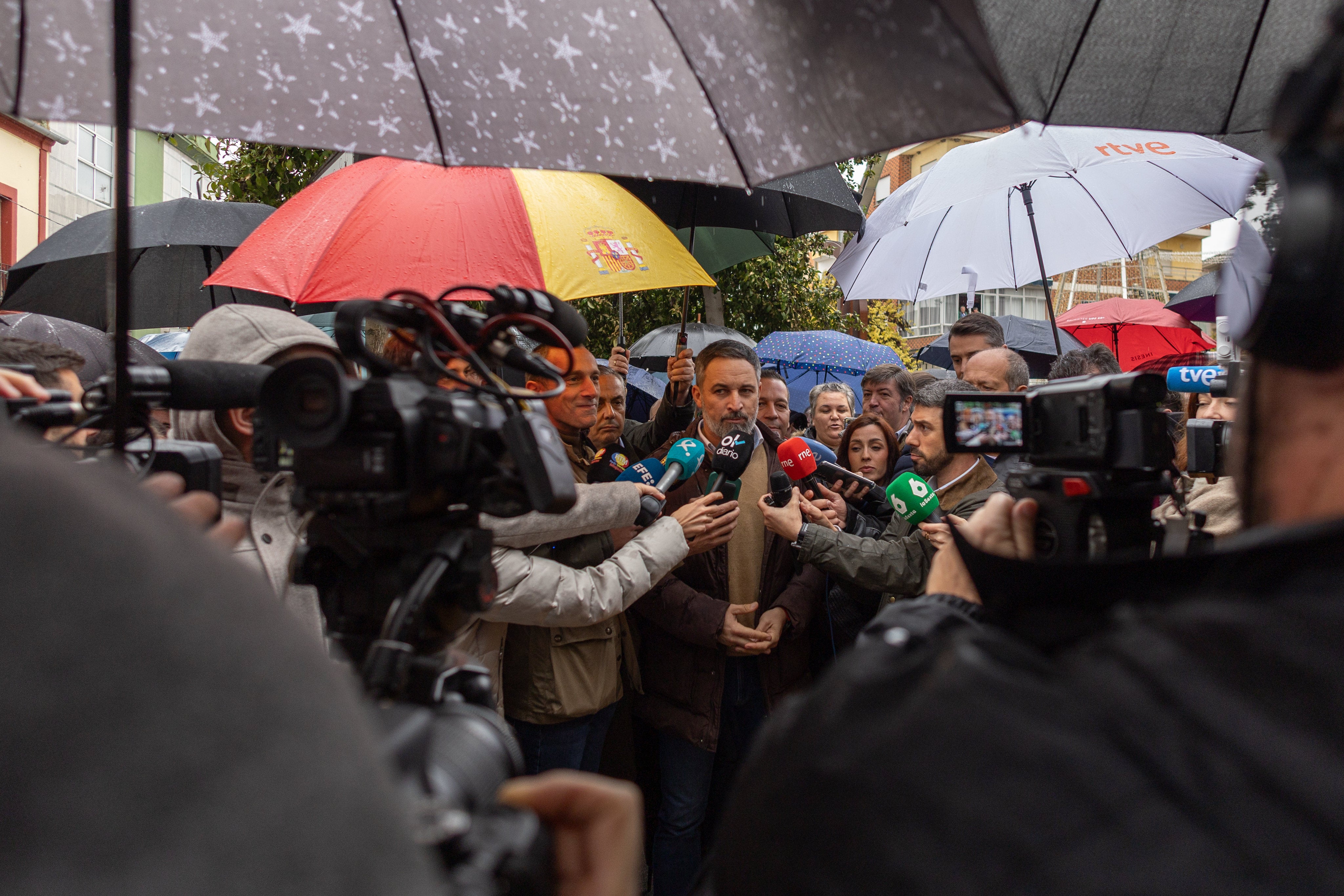 Abascal defiende que en España gobierna una "mafia corrupta" que "se ha convertido en un peligro para las mujeres" Abascal defiende que en España gobierna una "mafia corrupta" que "se ha convertido en un peligro para las mujeres"
