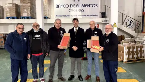Caja Rural de Extremadura entrega 2.000 tabletas de turrones al Banco de Alimentos de Cáceres Caja Rural de Extremadura entrega 2.000 tabletas de turrones al Banco de Alimentos de Cáceres