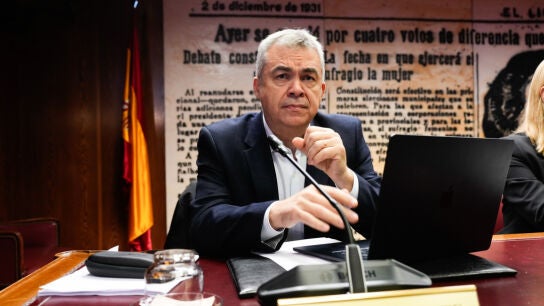El exdiputado socialista Santos Cerd&aacute;n a su llegada al Senado. EFE/Borja S&aacute;nchez-Trillo