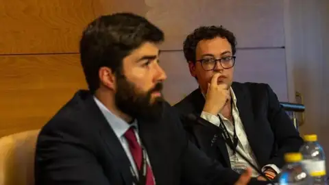 Javier Esteban (derecha), jefe de redes de Vox, junto al diputado Manuel Mariscal (izquierda). Javier Esteban (derecha), jefe de redes de Vox, junto al diputado Manuel Mariscal (izquierda).