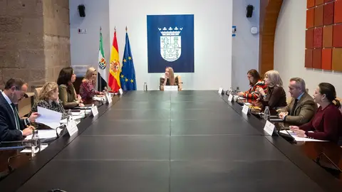 El Consejo de Gobierno aprueba 18 millones de euros en medidas para generar empleo y ayudar a pymes y autónomos El Consejo de Gobierno aprueba 18 millones de euros en medidas para generar empleo y ayudar a pymes y autónomos