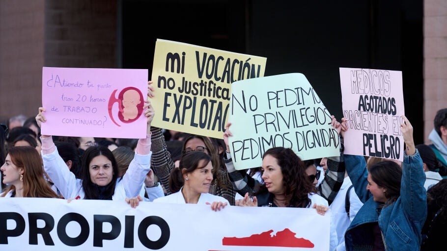 Decenas de m&eacute;dicos durante una concentraci&oacute;n convocada por el Sindicato M&eacute;dico contra el Estatuto Marco propuesto por el Ministerio de Sanidad, a 11 de diciembre de 2025, en Santander