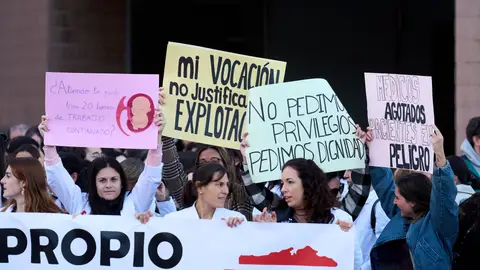 Decenas de médicos durante una concentración convocada por el Sindicato Médico contra el Estatuto Marco propuesto por el Ministerio de Sanidad, a 11 de diciembre de 2025, en Santander Decenas de médicos durante una concentración convocada por el Sindicato Médico contra el Estatuto Marco propuesto por el Ministerio de Sanidad, a 11 de diciembre de 2025, en Santander