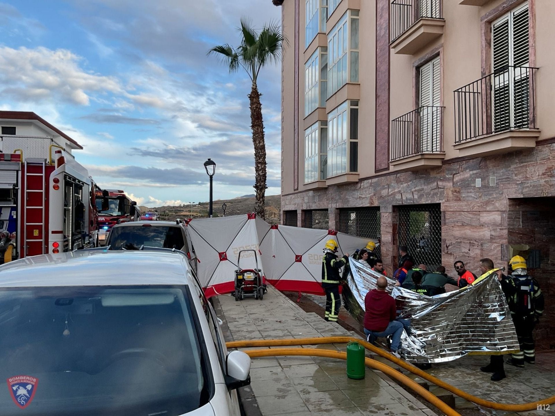 Los servicios de emergencias atienden a una mujer que quedó atrapada en el incendio de una vivienda de Huércal-Overa (Almería). Los servicios de emergencias atienden a una mujer que quedó atrapada en el incendio de una vivienda de Huércal-Overa (Almería).