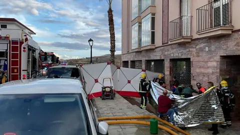 Los servicios de emergencias atienden a una mujer que quedó atrapada en el incendio de una vivienda de Huércal-Overa (Almería). Los servicios de emergencias atienden a una mujer que quedó atrapada en el incendio de una vivienda de Huércal-Overa (Almería).