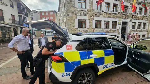 El alcalde, Javier López Estrada, junto a un vehículo de la Policía Local de Torrelavega en foto de archivo El alcalde, Javier López Estrada, junto a un vehículo de la Policía Local de Torrelavega en foto de archivo