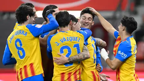 Un Valencia dominador elimina con suficiencia al Sporting de la Copa del Rey Un Valencia dominador elimina con suficiencia al Sporting de la Copa del Rey