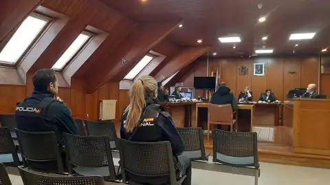 Condenado a 23 años de prisión por violar a dos de sus hijas desde que tenían diez Condenado a 23 años de prisión por violar a dos de sus hijas desde que tenían diez
