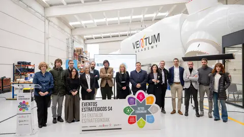 La directora general Basterra, junto a las empresas participantes del reto AERO La directora general Basterra, junto a las empresas participantes del reto AERO
