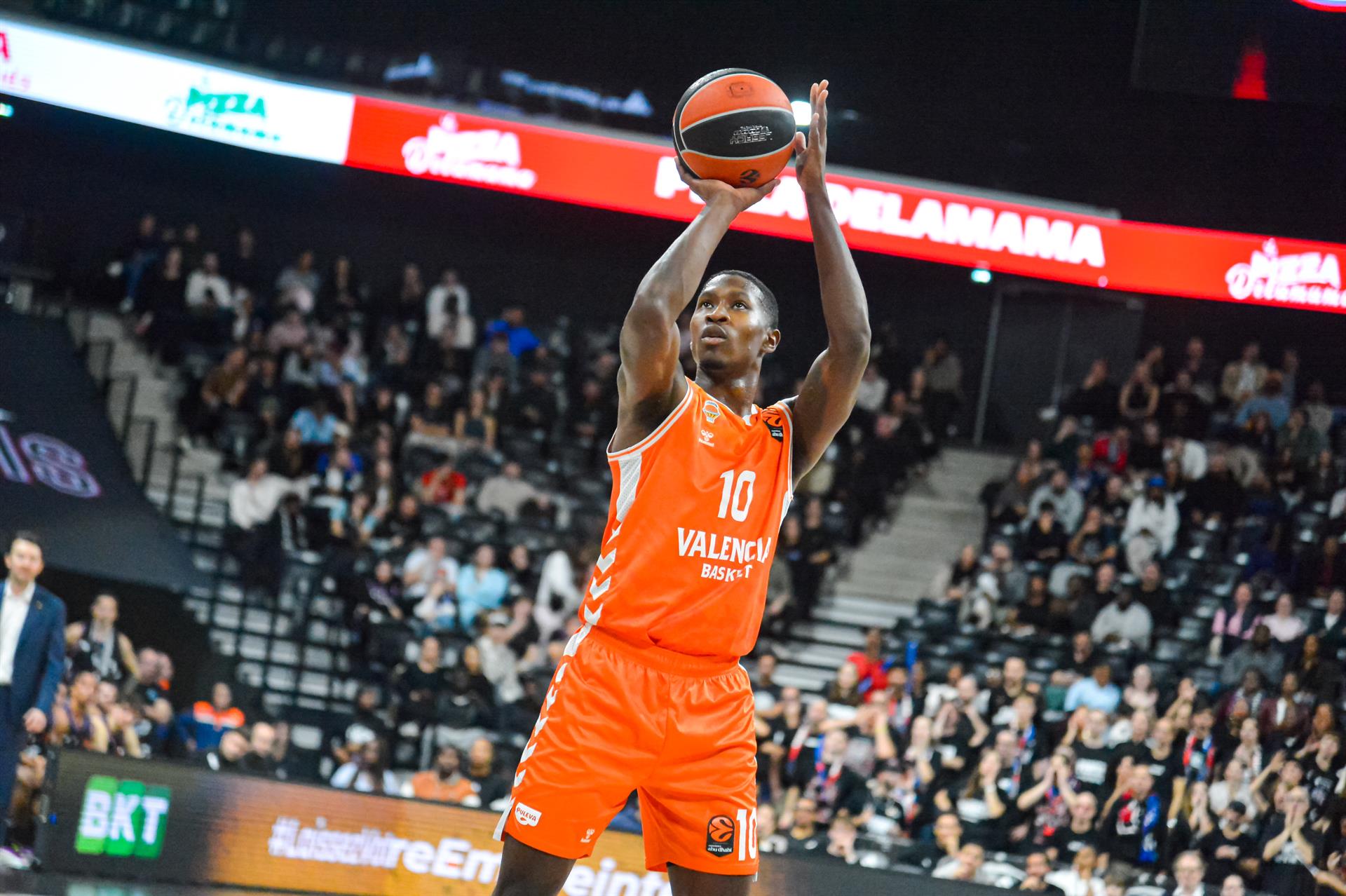 Valencia Basket también conquista El Pireo para y se aferra a la segunda plaza en una semana clave como visitante Valencia Basket también conquista El Pireo para y se aferra a la segunda plaza en una semana clave como visitante