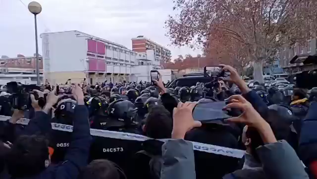 Los Mossos comienzan el desalojo de 400 migrantes que viven en un instituto abandonado de Badalona Los Mossos comienzan el desalojo de 400 migrantes que viven en un instituto abandonado de Badalona