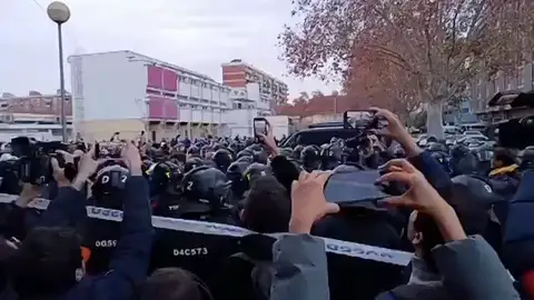 Los Mossos comienzan el desalojo de 400 migrantes que viven en un instituto abandonado de Badalona Los Mossos comienzan el desalojo de 400 migrantes que viven en un instituto abandonado de Badalona