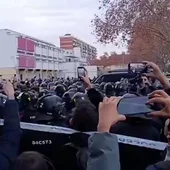 Los Mossos comienzan el desalojo de 400 migrantes que viven en un instituto abandonado de Badalona Los Mossos comienzan el desalojo de 400 migrantes que viven en un instituto abandonado de Badalona