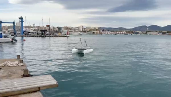 L'UJI prova en el Port de Castelló el nou catamarà robòtic autònom per al manteniment i reparació d'infraestructures marines L'UJI prova en el Port de Castelló el nou catamarà robòtic autònom per al manteniment i reparació d'infraestructures marines