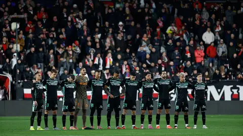Jugadores del Betis sobre el césped del Estadio de Vallecas. Jugadores del Betis sobre el césped del Estadio de Vallecas.