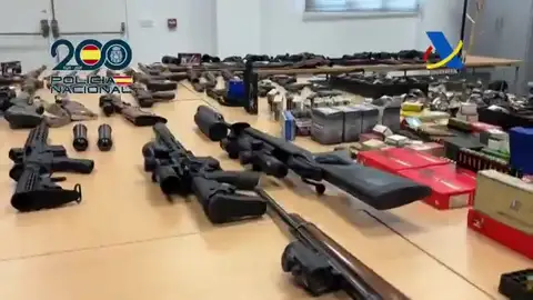 Golpe a un megafraude en hidrocarburos de 300 millones: un taller ilegal de armas y coches y relojes de lujo Golpe a un megafraude en hidrocarburos de 300 millones: un taller ilegal de armas y coches y relojes de lujo
