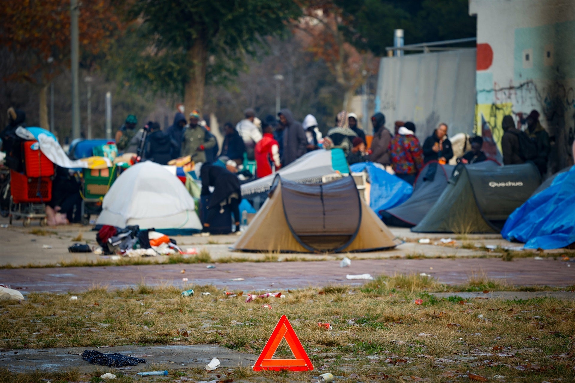 Las personas desalojadas del instituto B9 de Badalona acampan en la calle Las personas desalojadas del instituto B9 de Badalona acampan en la calle