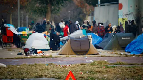 Las personas desalojadas del instituto B9 de Badalona acampan en la calle Las personas desalojadas del instituto B9 de Badalona acampan en la calle