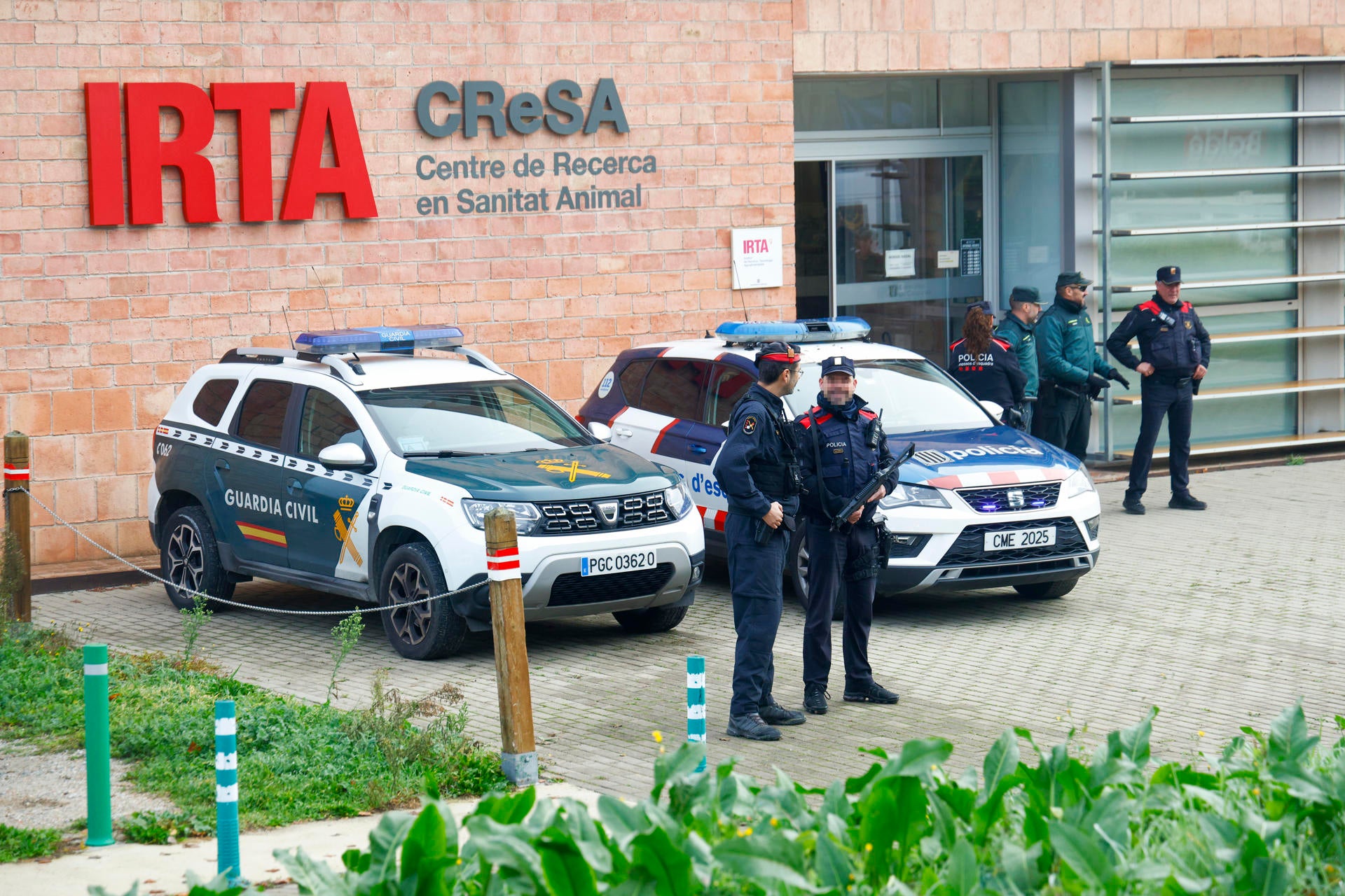 Mossos y Guardia Civil registran laboratorio IRTA-CReSA Mossos y Guardia Civil registran laboratorio IRTA-CReSA