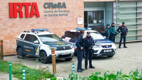 Mossos y Guardia Civil registran laboratorio IRTA-CReSA Mossos y Guardia Civil registran laboratorio IRTA-CReSA