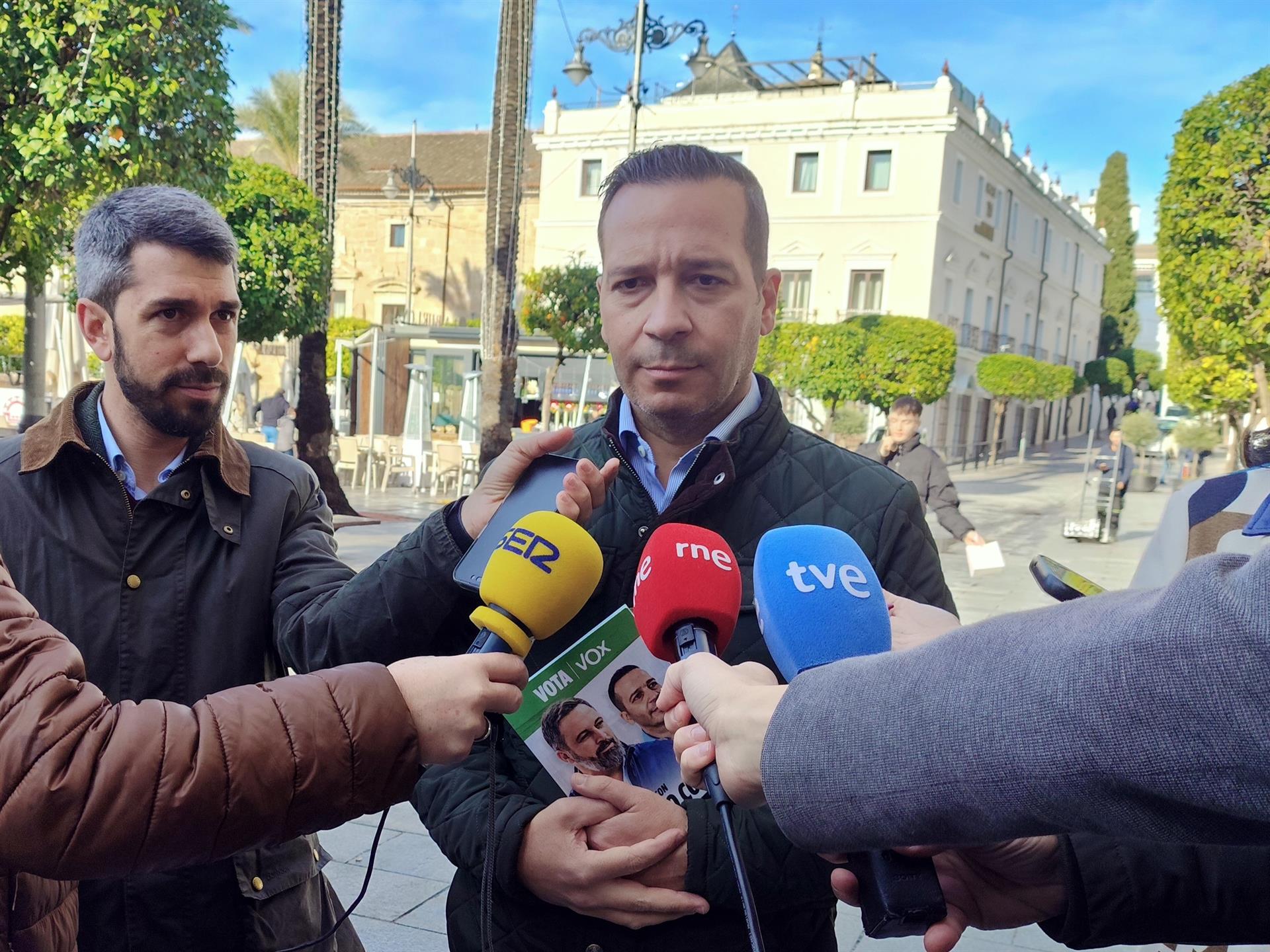 ox plantea bajar de 65 a 33 los escaños de la Asamblea para reducir la "industria política" creada por PSOE y PP ox plantea bajar de 65 a 33 los escaños de la Asamblea para reducir la "industria política" creada por PSOE y PP