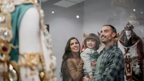 Familia en el Museo de la Fiesta de Caravaca Familia en el Museo de la Fiesta de Caravaca