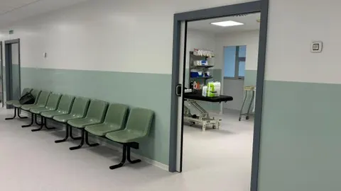 Imagen de una de las salas de espera de Urgencias del Servet