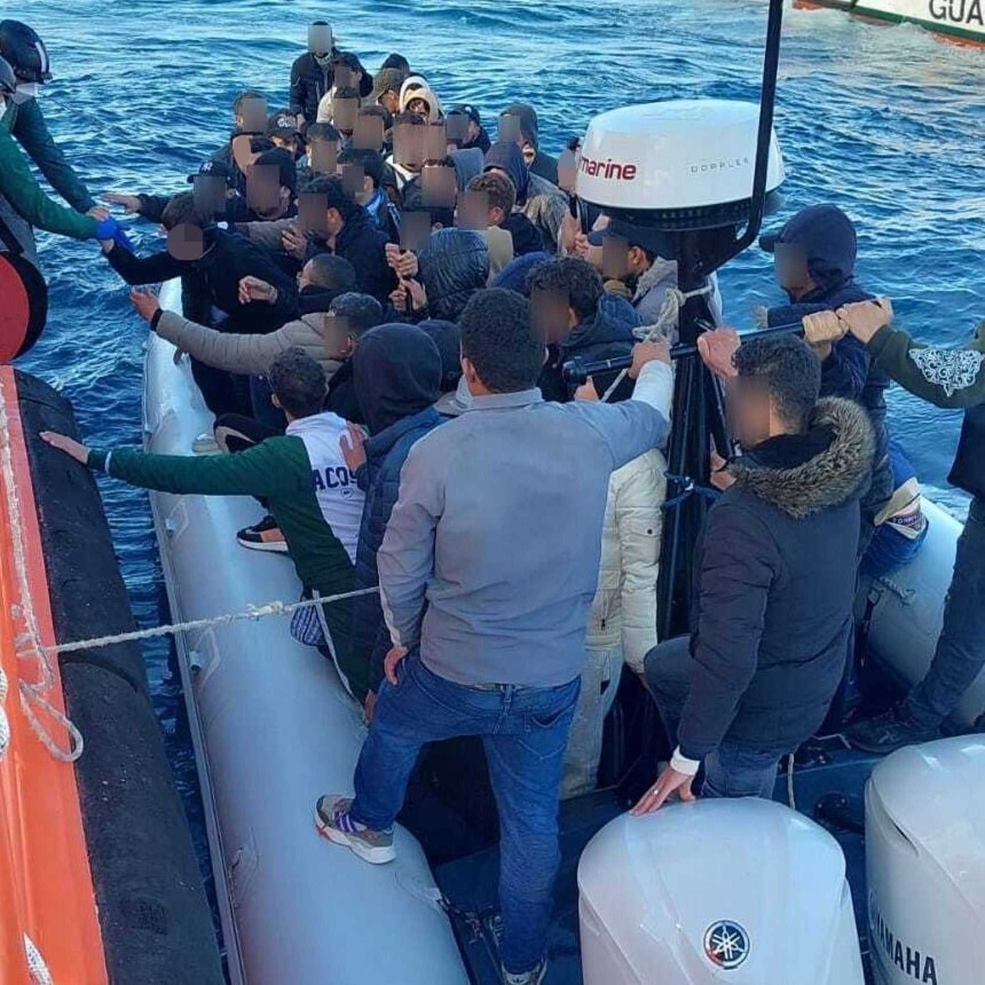 Cruz Roja atiende a 134 inmigrantes llegados en patera al Puerto de Almería Cruz Roja atiende a 134 inmigrantes llegados en patera al Puerto de Almería
