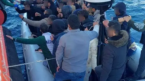 Personas rescatadas durante una intervención de Salvamento Marítimo en aguas próximas a Níjar (Almería). Personas rescatadas durante una intervención de Salvamento Marítimo en aguas próximas a Níjar (Almería).