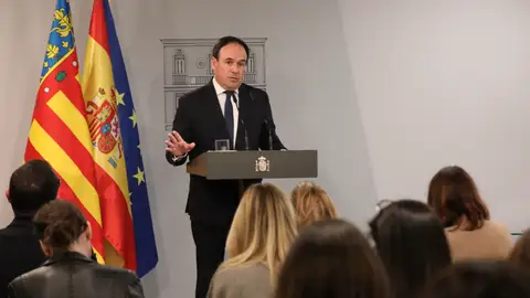 El president de la Generalitat reclama al Gobierno la conexión ferroviaria entre el aeropuerto de Alicante y Benidorm El president de la Generalitat reclama al Gobierno la conexión ferroviaria entre el aeropuerto de Alicante y Benidorm