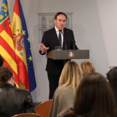 El president de la Generalitat reclama al Gobierno la conexión ferroviaria entre el aeropuerto de Alicante y Benidorm