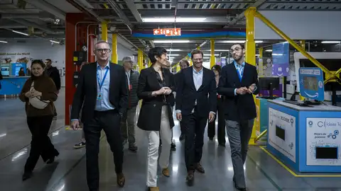 Elma Saiz visita el centro de Amazon en Illescas Elma Saiz visita el centro de Amazon en Illescas