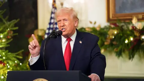 El presidente de Estados Unidos, Donald Trump, dirige un mensaje a la nación desde el Salón de Recepciones Diplomáticas de la Casa Blanca, en Washington D. C., Estados Unidos, el 17 de diciembre de 2025. El presidente de Estados Unidos, Donald Trump, dirige un mensaje a la nación desde el Salón de Recepciones Diplomáticas de la Casa Blanca, en Washington D. C., Estados Unidos, el 17 de diciembre de 2025.