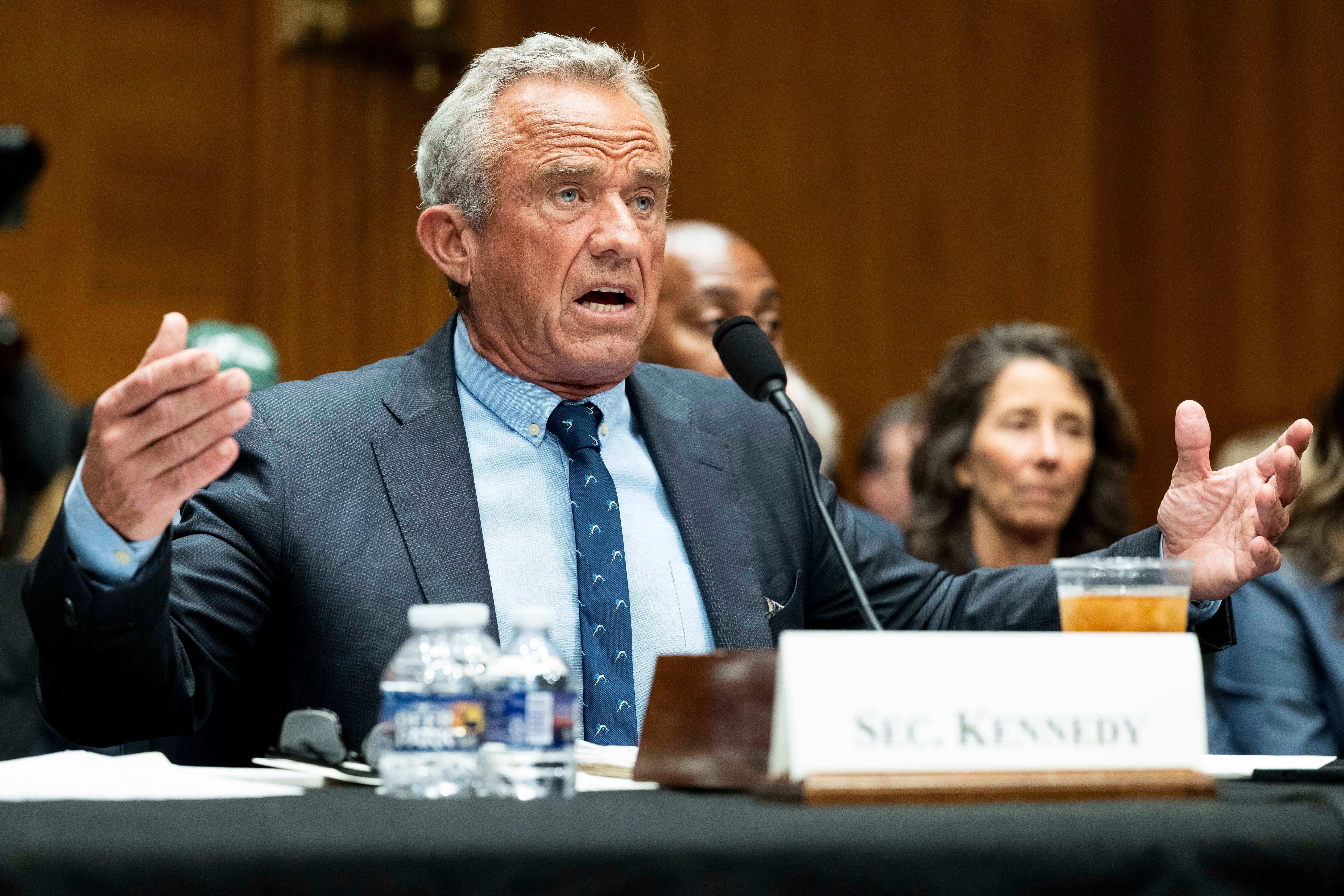 Personas físicas: Robert Kennedy esnifó cocaína en la tapa del wáter