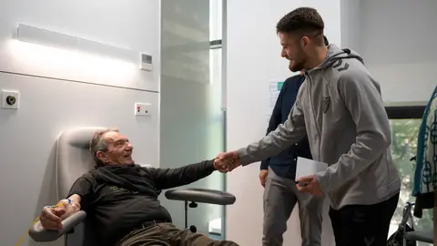 Los jugadores del Málaga CF visitan a los pacientes del Hospital Quirónsalud Málaga por Navidad Los jugadores del Málaga CF visitan a los pacientes del Hospital Quirónsalud Málaga por Navidad