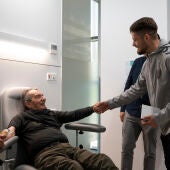 Los jugadores del Málaga CF visitan a los pacientes del Hospital Quirónsalud Málaga por Navidad