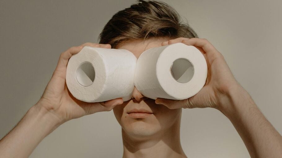 Un chico juega con dos rollos de papel higi&eacute;nico