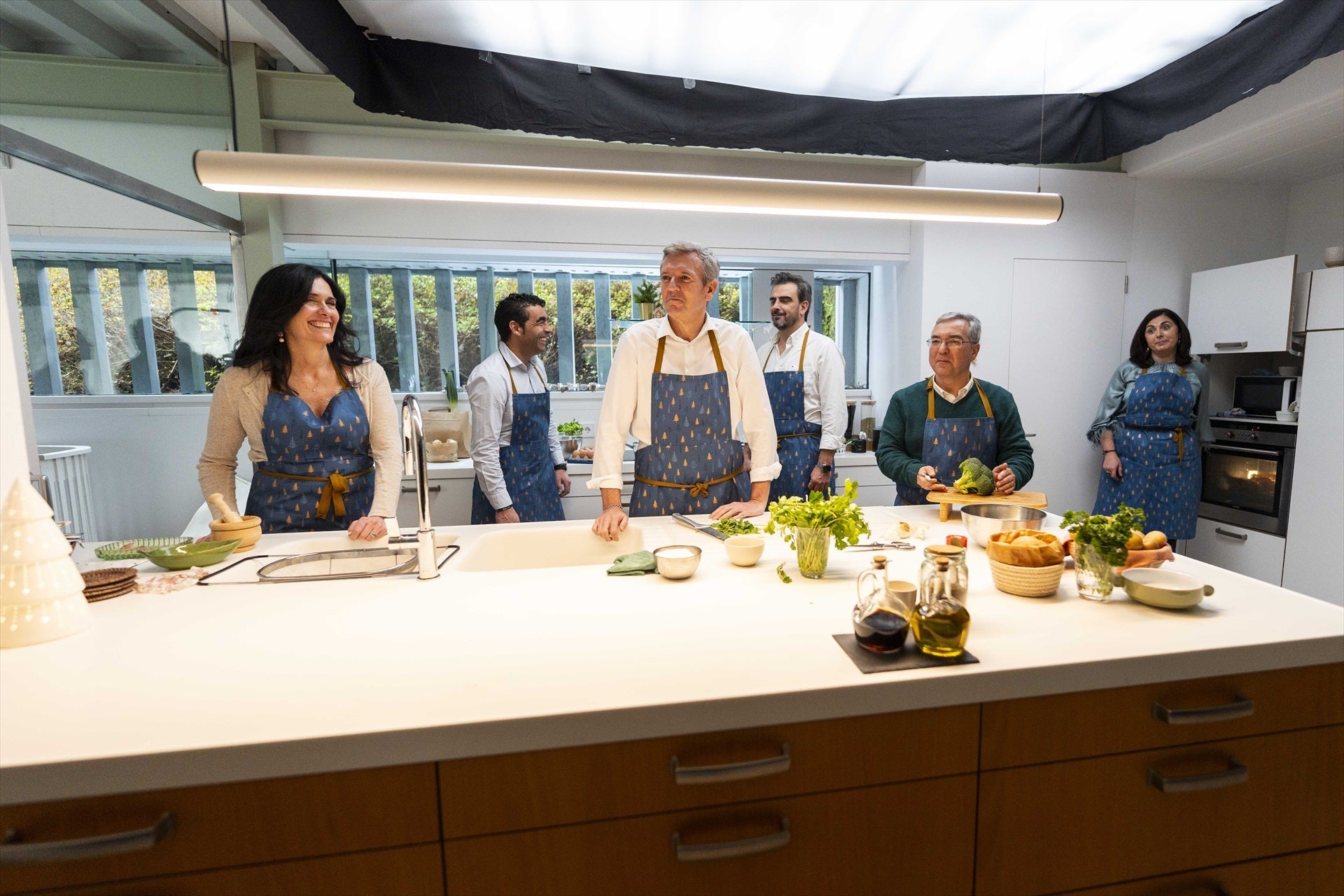 El PP de Galicia felicita la Navidad con un vídeo con alusiones al PSOE y Ábalos: "¿Este no estaba en la cárcel?" El PP de Galicia felicita la Navidad con un vídeo con alusiones al PSOE y Ábalos: "¿Este no estaba en la cárcel?"