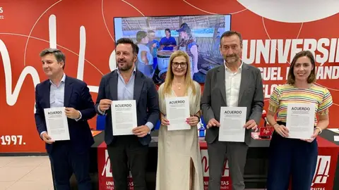 Imagen de archivo de los candidatos a la Alcaldía de Elche en 2023 tras la firma del compromiso con las ONGDs. Imagen de archivo de los candidatos a la Alcaldía de Elche en 2023 tras la firma del compromiso con las ONGDs.