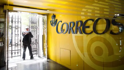 Imagen de archivo del interior de una oficina de Correos. Imagen de archivo del interior de una oficina de Correos.