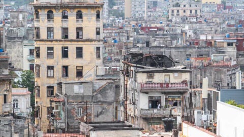 https:www.westend61.de/es/foto/RHPLF24067/vista-aerea-de-las-calles-que-dividen-la-habana-moderna-de-la-habana-vieja-con-casas-en-ruinas-en-primer-plano-la-habana-cuba-antillas-caribe-america-central