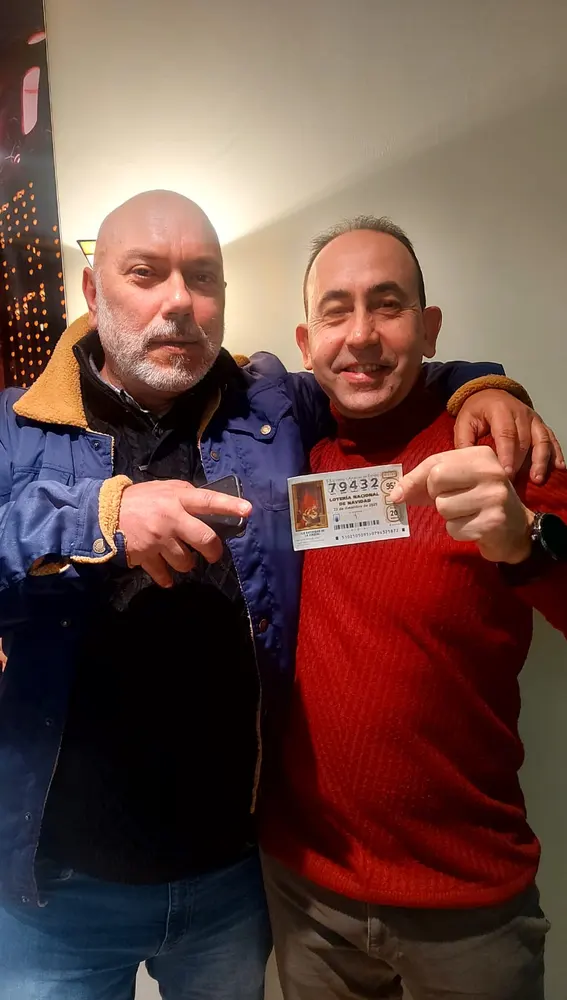 Carlos (izquierda), de Onda Cero La Bañeza, junto a otro compañero, ganador del premio Gordo de la Lotería 2025/ Carlos Ferrero Carlos (izquierda), de Onda Cero La Bañeza, junto a otro compañero, ganador del premio Gordo de la Lotería 2025/ Carlos Ferrero