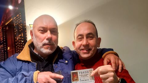 Carlos (izquierda), de Onda Cero La Bañeza, junto a otro compañero, ganador del premio Gordo de la Lotería 2025/ Carlos Ferrero Carlos (izquierda), de Onda Cero La Bañeza, junto a otro compañero, ganador del premio Gordo de la Lotería 2025/ Carlos Ferrero