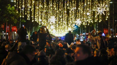 Cientos de personas durante el encendido de las luces de Navidad de Barcelona