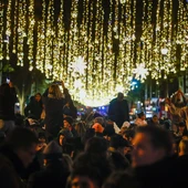 Cientos de personas durante el encendido de las luces de Navidad de Barcelona Cientos de personas durante el encendido de las luces de Navidad de Barcelona