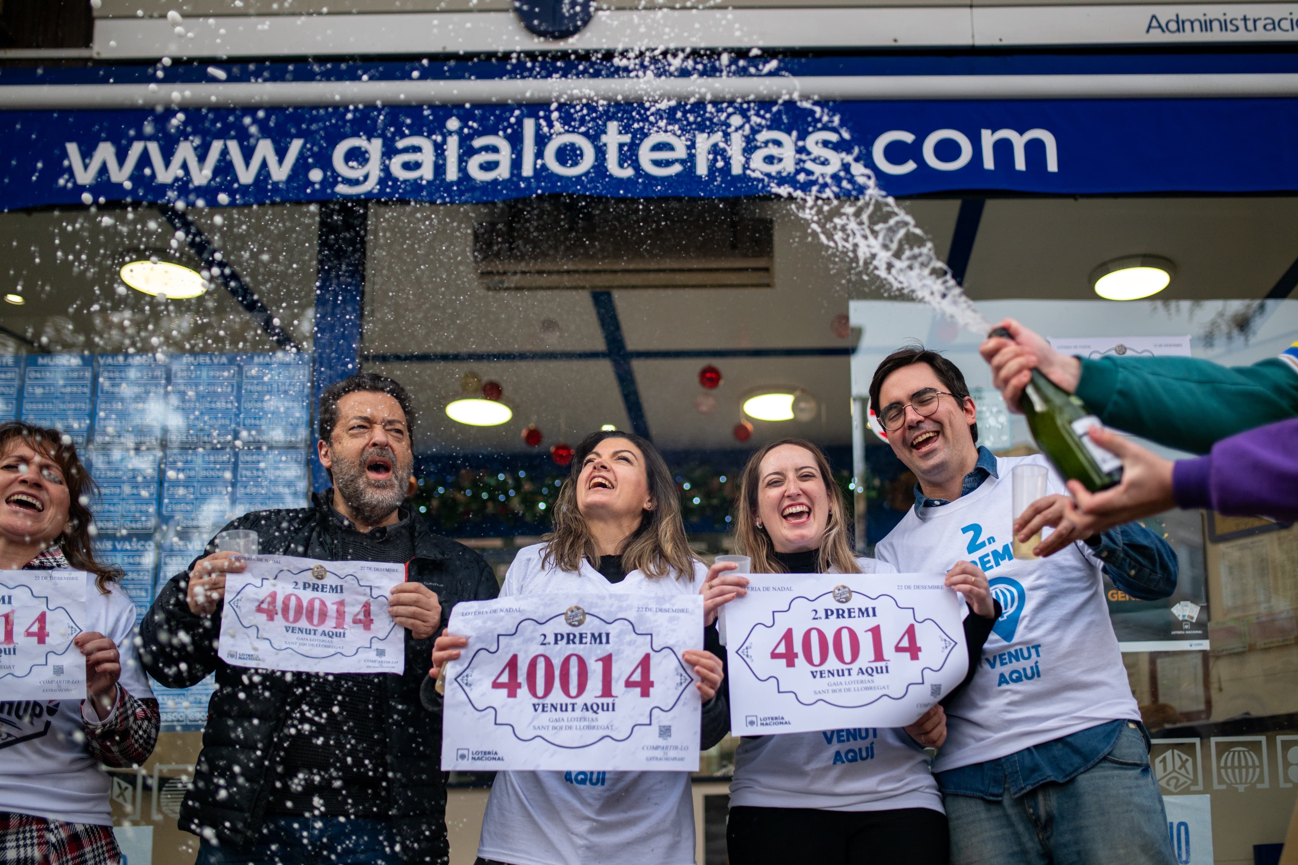 La euforia de Miriam, la lotera de Sant Boi tras vender el tercer y cuarto premio: "La nevera está llena de champán" La euforia de Miriam, la lotera de Sant Boi tras vender el tercer y cuarto premio: "La nevera está llena de champán"