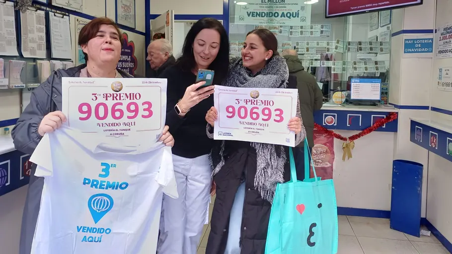 Lorena, Manoli e Rocío, felices tras ser agraciadas co terceiro premio da lotería de nadal