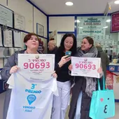 Lorena, Manoli e Rocío, felices tras ser agraciadas co terceiro premio da lotería de nadal Lorena, Manoli e Rocío, felices tras ser agraciadas co terceiro premio da lotería de nadal